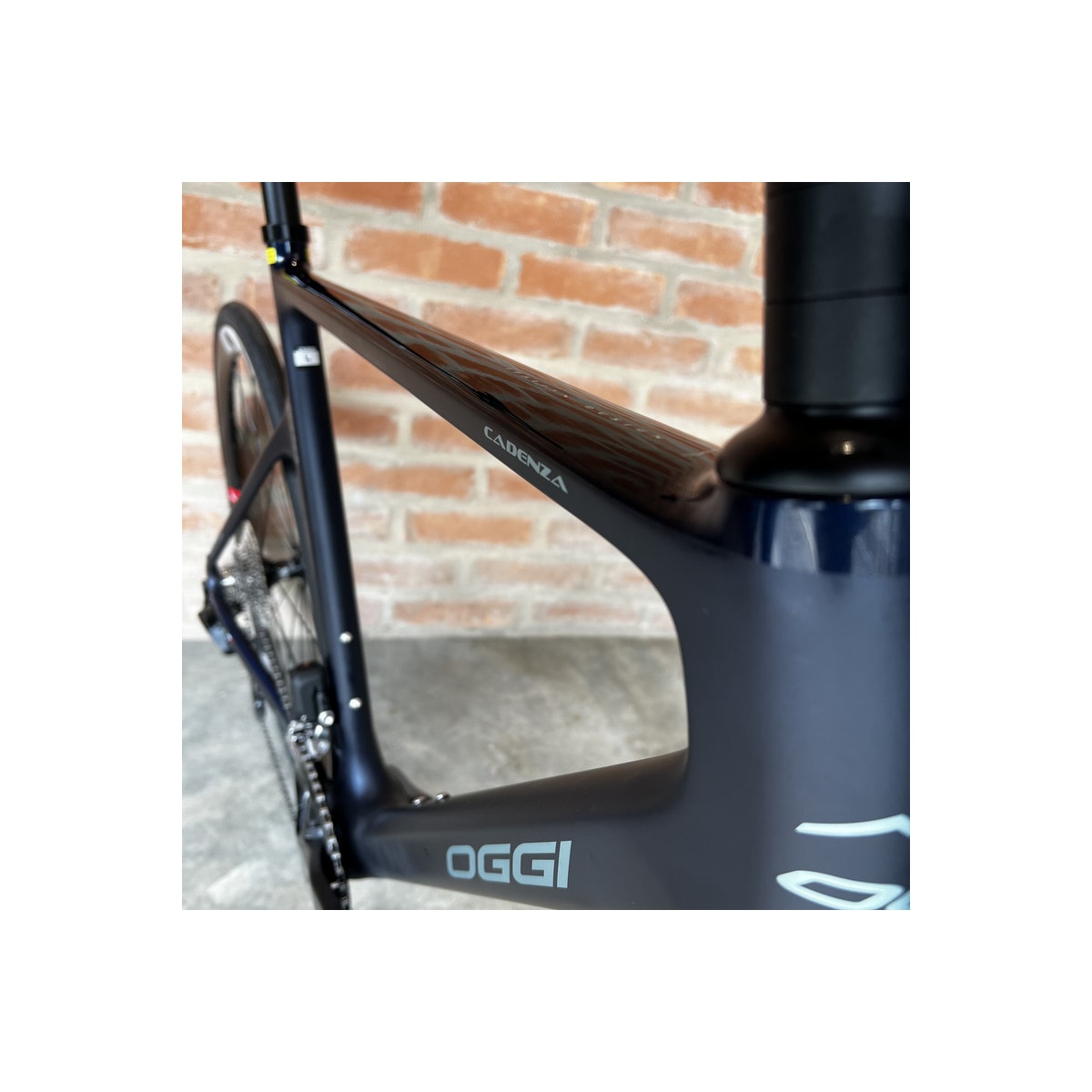 BICICLETA OGGI CADENZA 500 105 DI2 2025