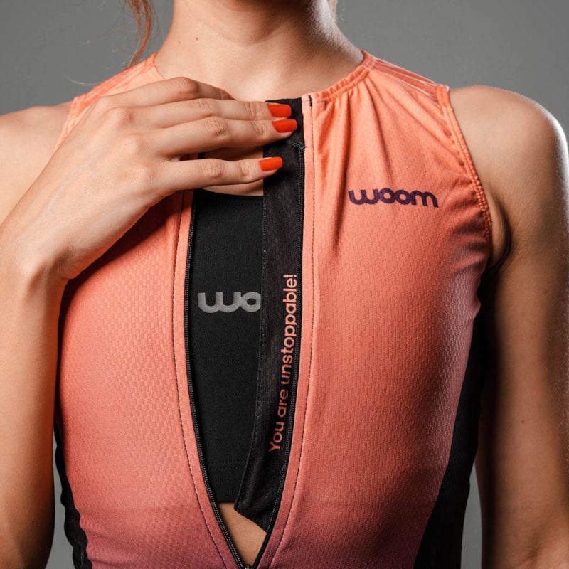 MACAQUINHO TRIATHLON WOOM S/ MANGA 140 UNSTOPPABLE FEMININO