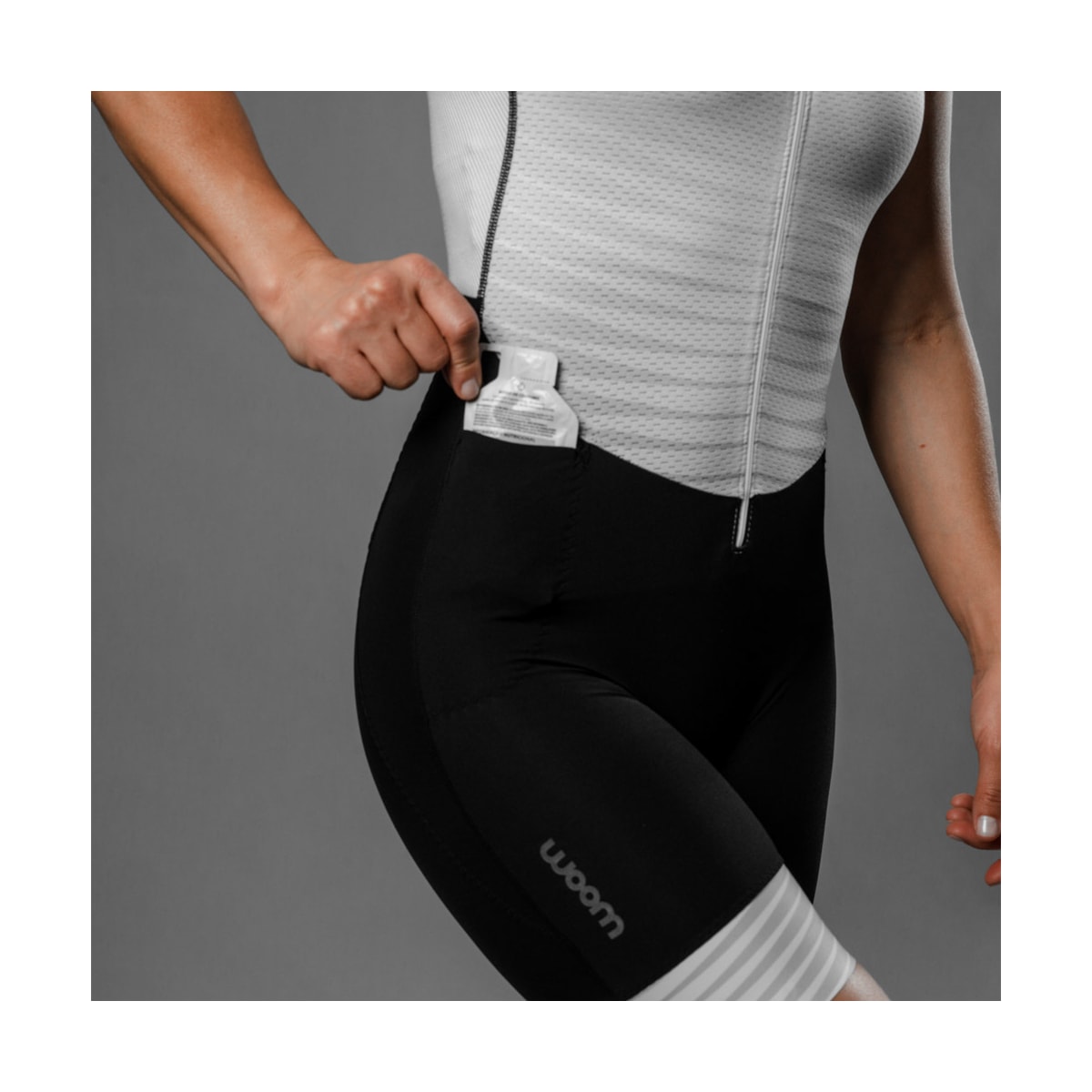 MACAQUINHO WOOM TRIATHLON C/ MANGA CARBON STORM ICE FEMININO 2023