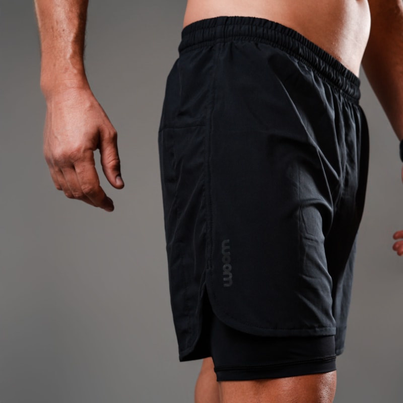 SHORTS RUNNING WOOM 2 EM 1 MARATHON MASCULINO PRETO
