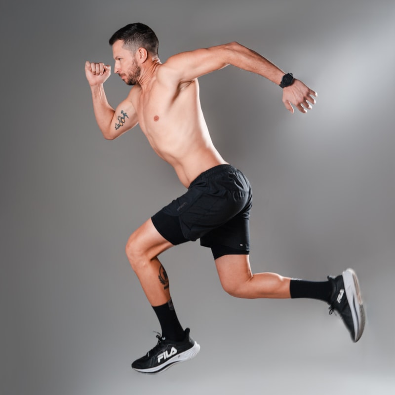 SHORTS RUNNING WOOM 2 EM 1 MARATHON MASCULINO PRETO